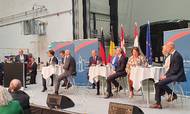 Nordsølandenes energitopmøde, der skal bane vejen for en historisk satsning på havvind i Nordsøen, fandt sted onsdag i en Vestas-maskinhal midt på havnen i Esbjerg. Foto: JP