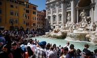 Turisterne er tilbage som her ved Trevi fontænen i Rom. Som dansker skal man være opmærksom på, at der fortsat er mange restriktioner i kraft her. Foto: Cecilia Fabiano/LaPresse via AP.