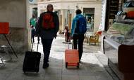 Nogle rejseforsikringsselskaber hæver præmien på årsrejseforsikringen kraftigt, efterhånden som kunderne bliver ældre. Her turister på Mallorca. Foto: Clara Margais/AP Images