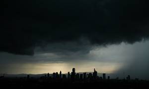 De mørke skyer er for alvor ved at trække sig sammen over den tyske økonomi. Her har de mørke skyer sænket sig over Frankfurt, der er Tysklands finansielle hovedstad. Foto: Arne Dedert/AP/Ritzau Scanpix
