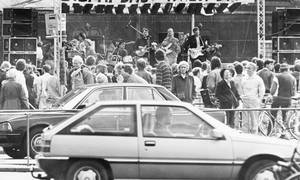 I starten af 1970'erne, under den verdensomspændende oliekrise, havde man bilfri søndage i mange storbyer. Nu opfordrer regeringer i stedet sine borgere til at spare på gassen.
