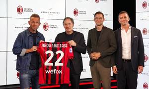 Tidligere AC Milan-spiller Franco Baresi (midt, tv.) annoncerede d. 27. juni et nyt samarbejde med det danske urfirma About Vintage med Thomas Andersen (tv) og Sebastian Regeser (th) i spidsen. Foto: PR.
