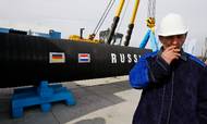 Det første rør til naturgasrørledningen Nord Stream er klar til at blive lagt i Portovaja ved Den Finske Bugt den 9. april 2010. Arkivfoto: AP/Dmitrij Lovetskij