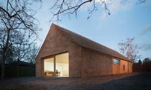 Et arkitekttegnet sommerhus i Østjylland er omdrejningspunktet for et aftalekompleks, der ifølge kuratellet har haft til formål at unddrage konkursboets kreditorer. Foto: PR/Loop Architects