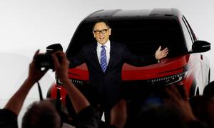 Toyotas direktør, Akio Toyoda, under lanceringen af firmaets strategi for elbiler den 14. december. Toyota har længe været temmelig skeptisk omkring batteridrevne elbiler, men lader til langsomt at have taget konceptet til sig. Foto. Kim Kyung-Hoon/Reuters/Ritzau Scanpix