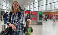 Louise Hemstra og hendes søn kom ikke med deres planlagte SAS-fly mandag pga. strejke. Foto: Steffen Villadsen