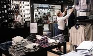 Flere tøjbutikker melder om pæne kundetal trods den høje inflation og global usikkerhed. Arkivfoto: Mads Frost.