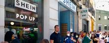 Der var trængsel, da Shein åbnede en "pop up" forretning i Madrid. Forretningen åbnede den 2. juni og lukkede igen den 5. juni, da den kinesiske koncern har næsten alt sit salg via internet. Foto: AP/Cézaro De Luca