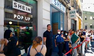 Der var trængsel, da Shein åbnede en "pop up" forretning i Madrid. Forretningen åbnede den 2. juni og lukkede igen den 5. juni, da den kinesiske koncern har næsten alt sit salg via internet. Foto: AP/Cézaro De Luca