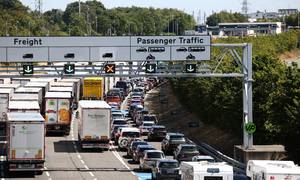 Bilerne har ventet i timevis lange køer for at komme ind i Eurotunnelen i Folkestone, England. Foto: REUTERS/Henry Nicholls