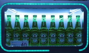 Heineken-direktør meddeler, at forbrugerne godt kan forvente højere ølpriser fremover. Foto: REUTERS/Soe Zeya