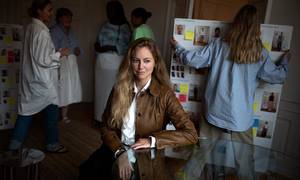 Josefine Laigaard, der har taget uddannelser inden for både design og business, er ny adm. direktør for tøjmærket Saks Potts, hvor hun også er blevet medejer. Foto: Sofia Busk.