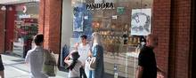 Pandoras smykker sælges i mere end 100 lande via ca. 6.500 forhandlere. Herunder omkring 2.500 konceptbutikker: Jesper Olesen.