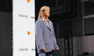 Zalandos nordiske chef, Joanna Hummel, der her ses på scenen under Copenhagen Fashion Week, satser på at få endnu flere danske modemærker på onlineplatformen. Foto: Zalando PR
