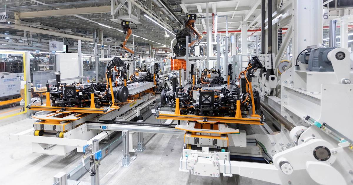 Electric vehicle battery makers test a future without lithium