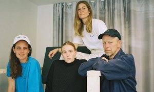 Stinne Wilhelmsen (nederst i midten) og resten af det kreative bureau Phanta har sammen med Mads Nørgaard udviklet virtuelle styles, der sælges som NFT'er. Foto: PR/Mads Nørgaard