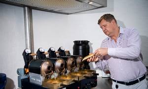 Indkøbschef Casper Rasmussen får nu hjælp fra algoritmer til at sammensætte kaffeblandinger, så de smager rigtigt. Foto: Benny Kjølhede