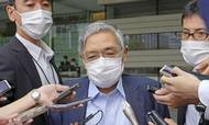 Pressen havde mange spørgsmål, efter nationalbankdirektør Haruhiko Kuroda var indkaldt til møde med Japans premierminister. Kuroda har længe insisteret på en ultraløs pengepolitik, trods en konstant faldende yen og stigende inflation. Foto: Kyodo/Reuters/Ritzau Scanpix