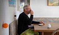 72-årige Svend Møller forstår ikke, hvorfor træpillefyr-ejere, som også er ramt af store prisstigninger, ikke har haft mulighed for at få hjælp via varmecheck-aftalen. Foto: Joachim Ladefoged