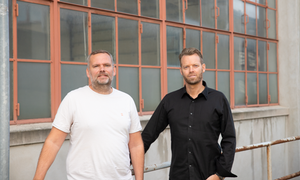 Fra venstre: De to danske ejere Henrik Lund og Casper Christiansen har nu fået selskab af en tredje ejer, Innovestor, der også medbringer en pose penge. Foto: PR.