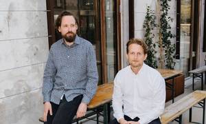 Stifterne af Legal Desk, Anders Lyager Kaae (tv.) og Simon Eklund rejste 23 mio. kr. i maj 2022 til deres juridiske platform. Foto: Legal Desk/PR
