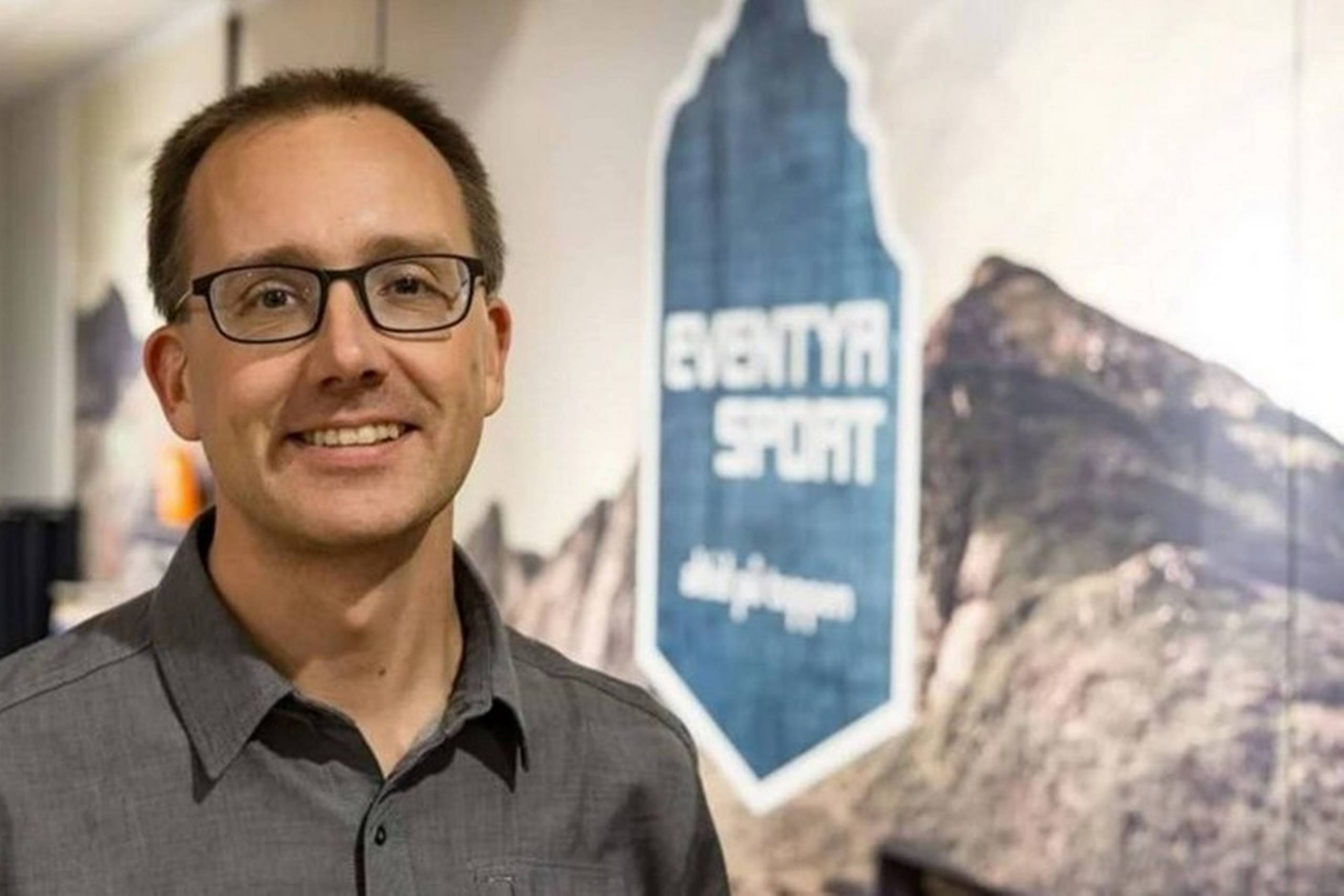 "Vi kan hjælpe dem med at få noget volumen i produktionen," siger Lars Sejer Sørensen, stifter og ejer af Eventyrsport, der har købt en andel af det danske outdoorbrand Superstainable. Foto: PR/Eventyrsport
