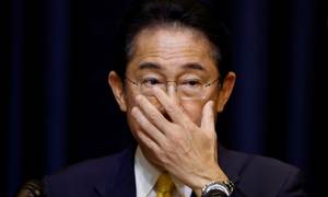 Japans premierminister, Fumio Kishida, holder pressekonference under APEC-topmødet i Bangkok den 19. november. Imens sejler den japanske økonomi i cirkler. Foto: Jorge Silva/Reuters/Ritzau Scanpix