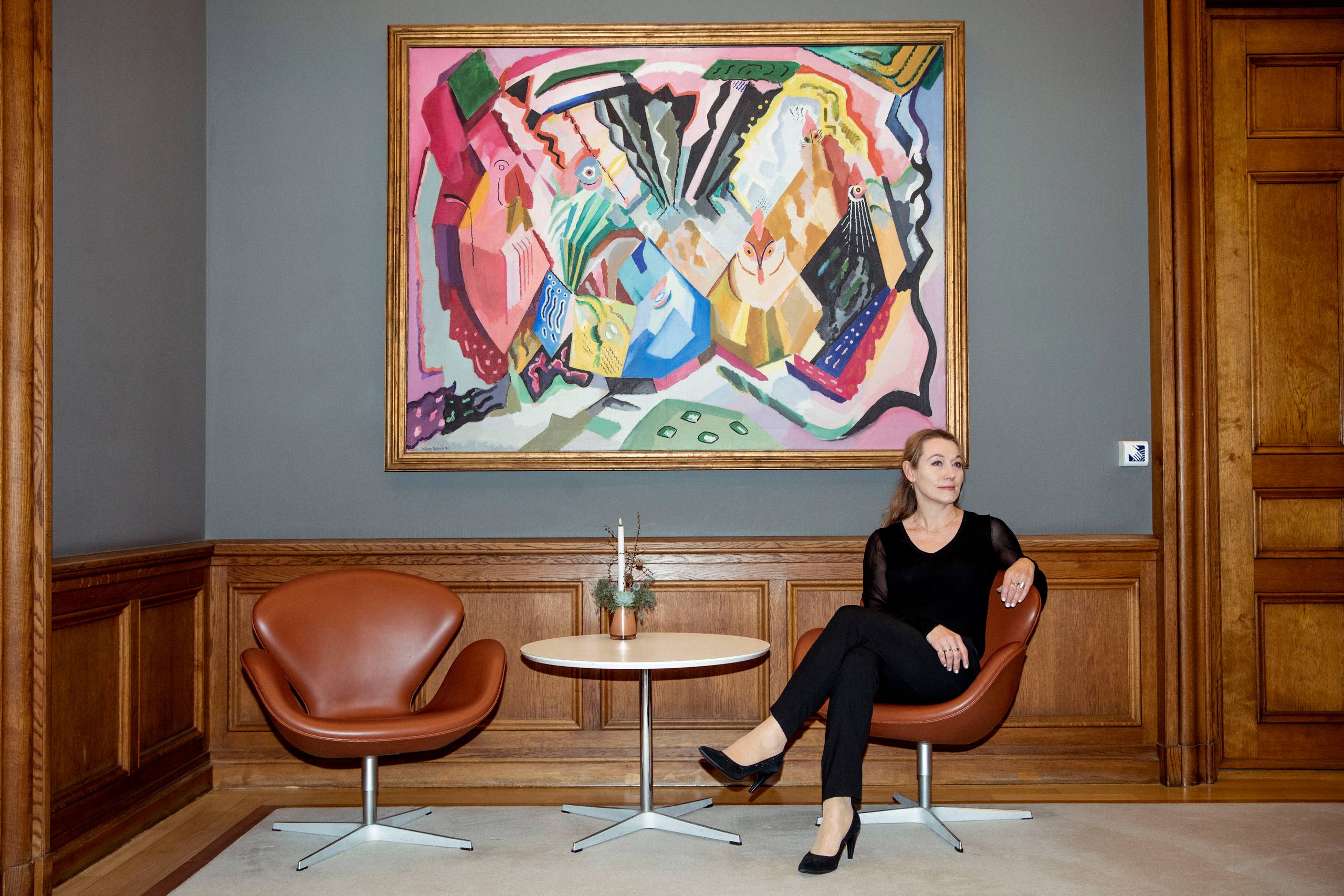 Kunstkurator Bettina Sinnet Fornitz foran sit yndlingsbillede i Danske Banks store kunstsamling - et hønsebillede af William Scharff. Foto: Christian Lykking