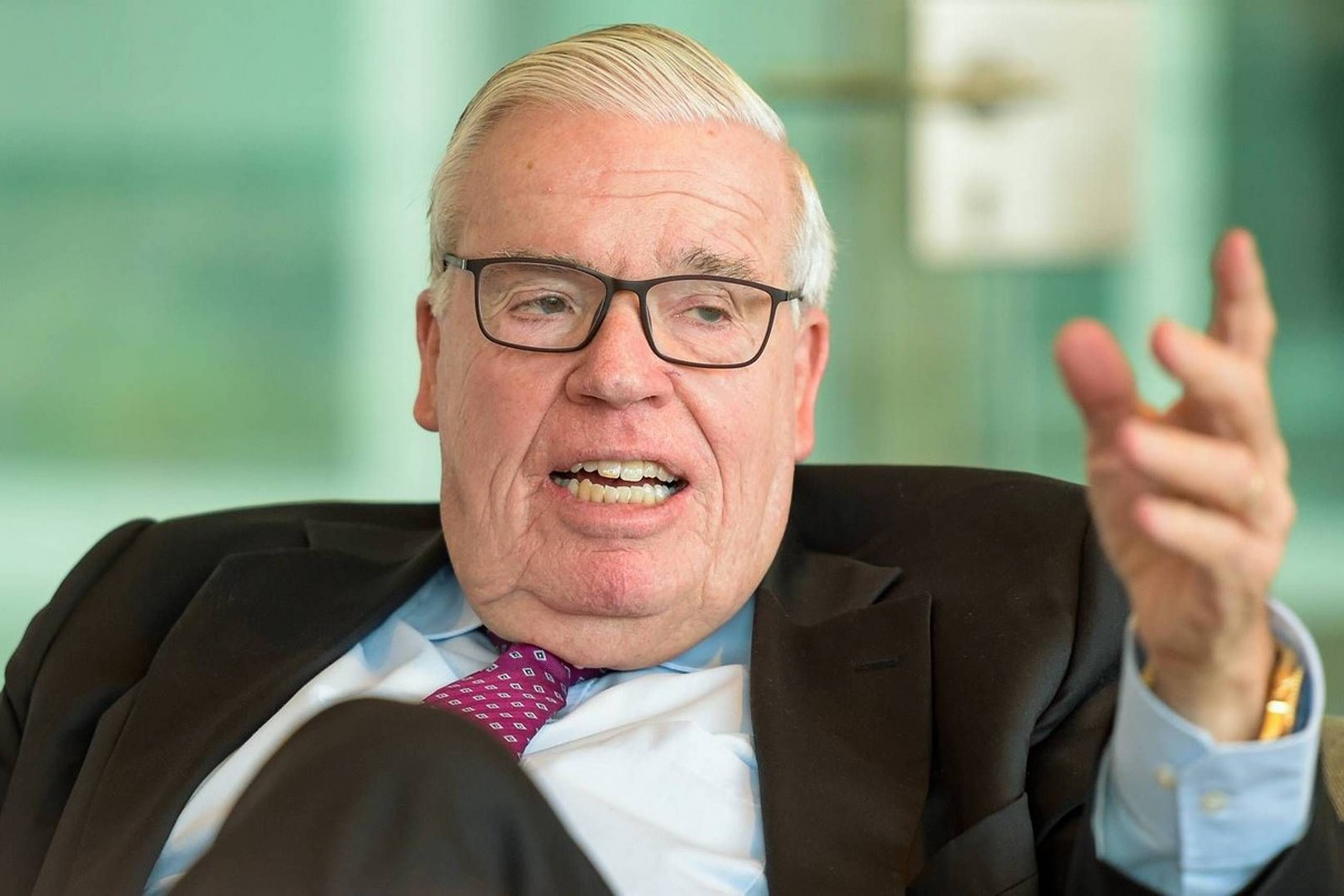 Klaus-Michael Kühne er hovedejer af verdens største speditør Kuehne+Nagel og storaktionær i rederiet Hapag-Lloyd. Selskaberne konkurrerer med danske DSV og Maersk på hver deres felt. Foto: Axel Heimken/AP/Ritzau Scanpix