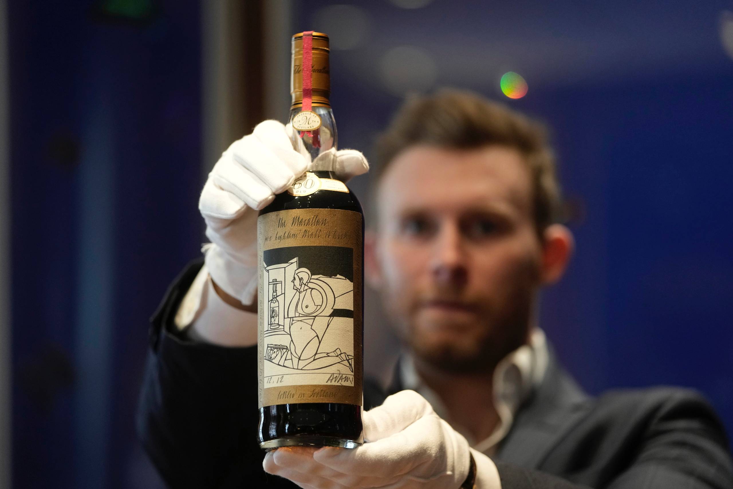 Der findes kun 40 flasker af den dyre Macallan-whiskey. Foto: Kin Cheung/AP/Ritzau Scanpix
