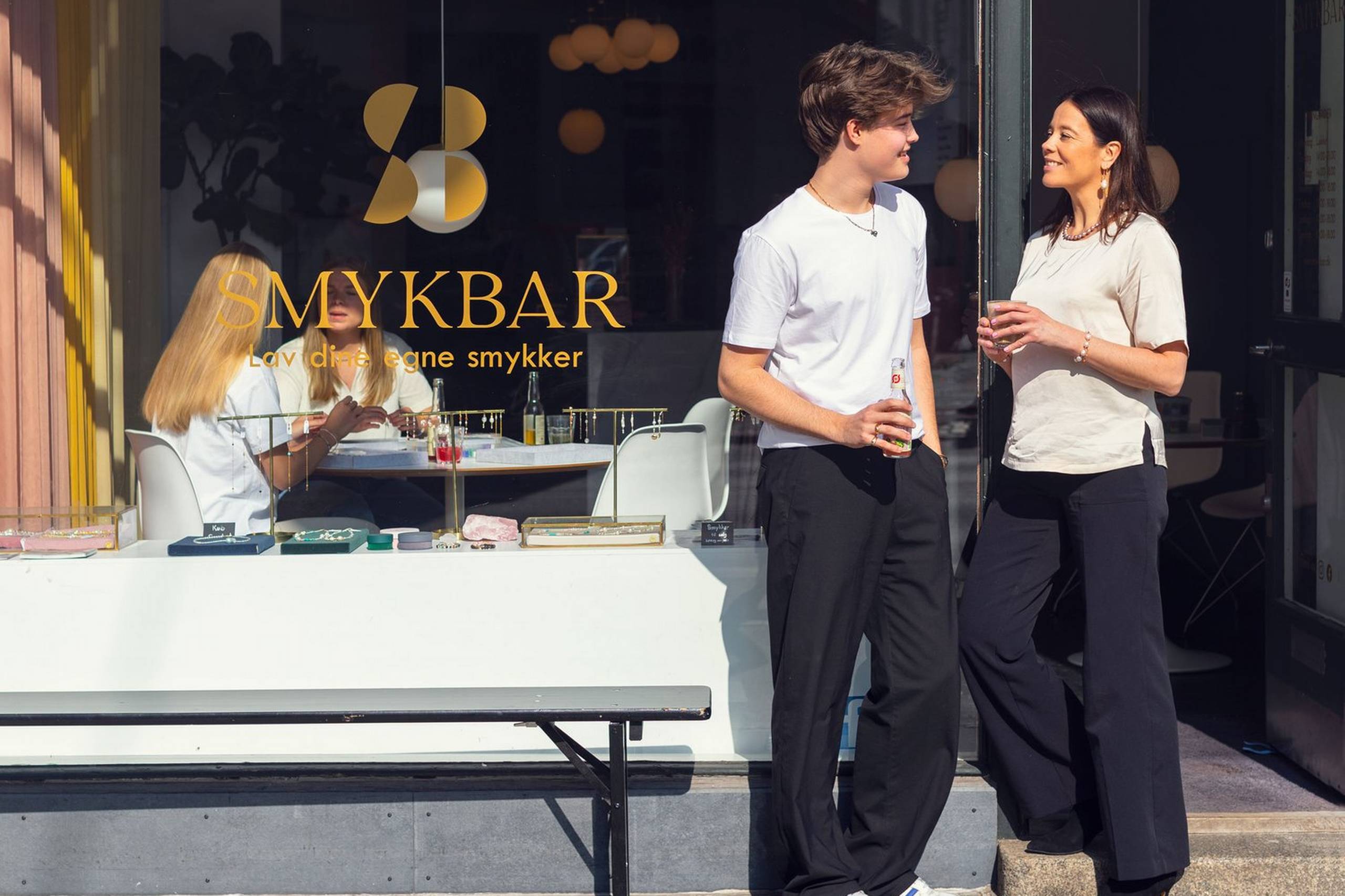 Ninna Middelboe og hendes søn, Noah, fik i 2020 ideen til en café, hvor man skulle kunne lave sine egne smykker. Foto: PR.