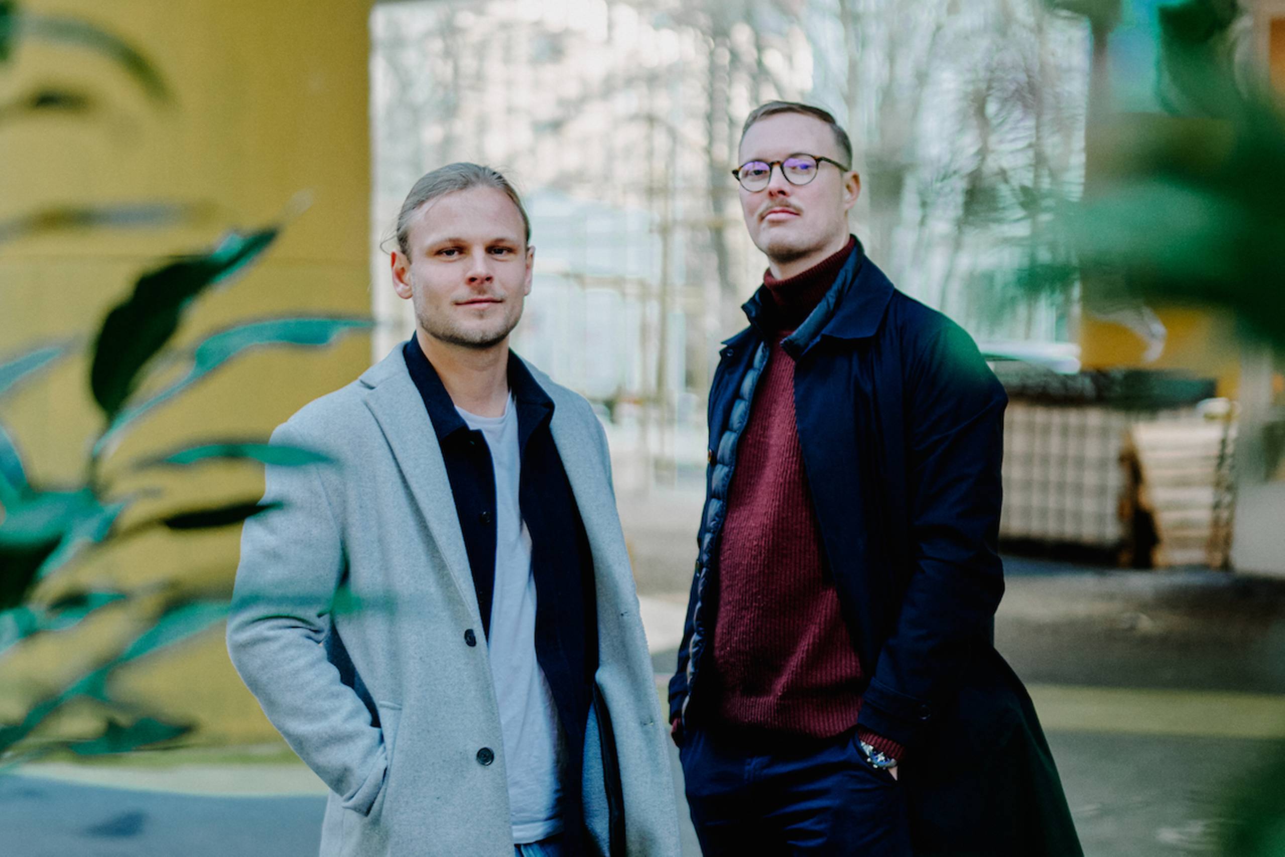 Mikkel Agesen (tv) og Christian Højbo Møller stiftede Zoios i 2021 for at hjælpe chefer med at blive gode ledere. Nu har de rejst flere millioner i kapital.  Foto: PR
