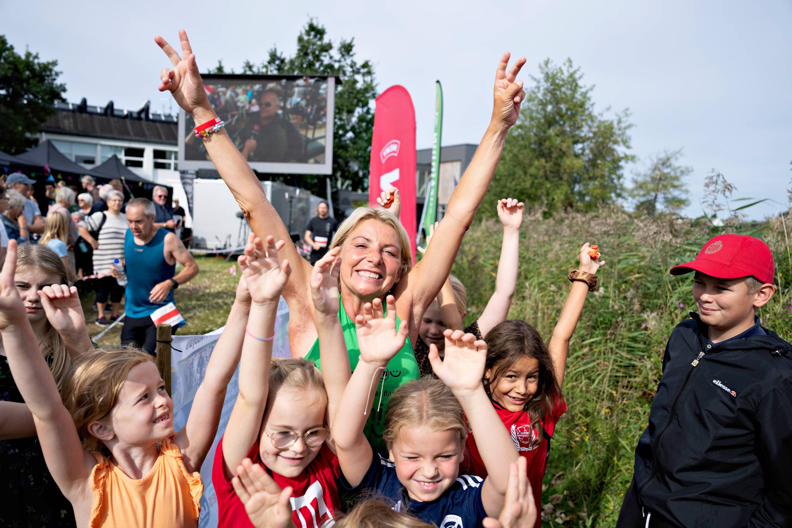 Stine Rex slog verdensrekorden søndag morgen, men fortsatte yderligere et par timer frem til middag, hvor hun blev fejret ved søen i Aabybro. Foto: Henning Bagger