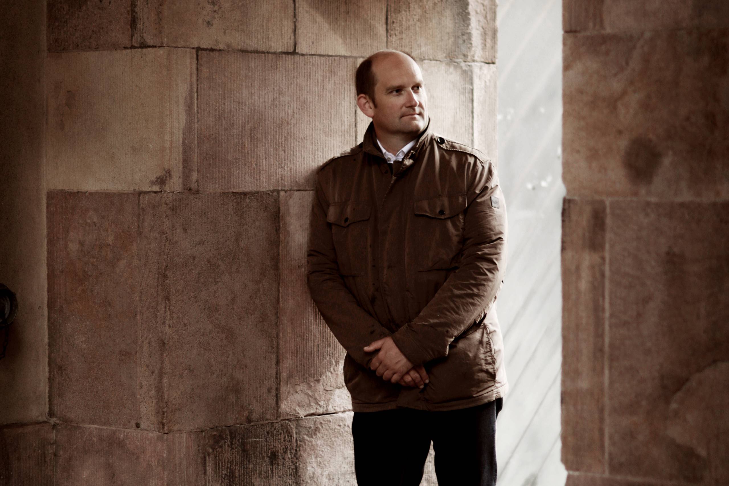 Freelance-foto: Må ikke benyttes efter 25/9-2024:     FINANS. Adam Ringsby. I et interview fortæller Adam Ringsby om, hvorfor han som advokat begik underslæb for 19 mio. kr., og hvordan man kommer sig over at sidde i fængsel i flere år -han fik en dom på 4,5 år i dec 2022 - og kommer videre derfra. I fængslet begyndte han at læse teologi.  