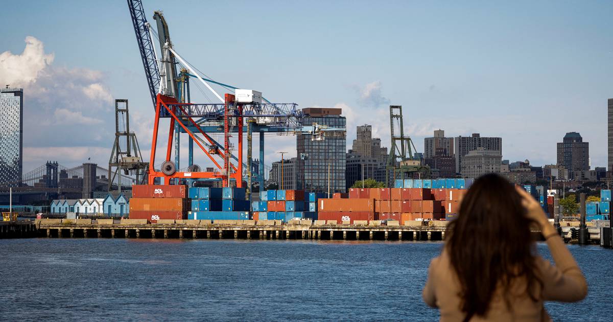 Amerikanske havnearbejdere siger ja til aftale og slutter strejke - Finans