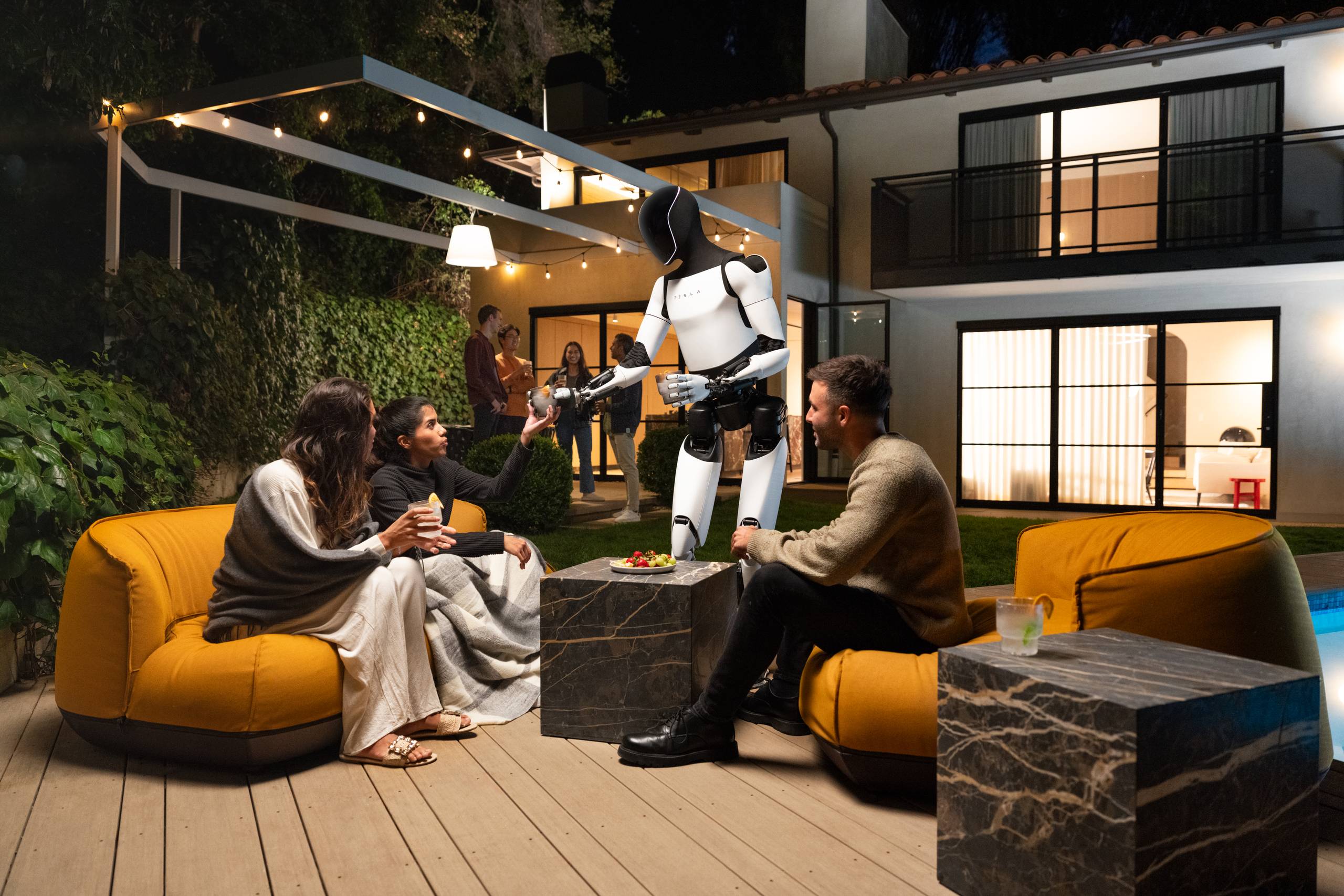 Sådan forestiller Tesla sig, at robotten Optimus kan fungere som hushjælp og løse alverdens opgaver for os. Foto: Tesla/PR