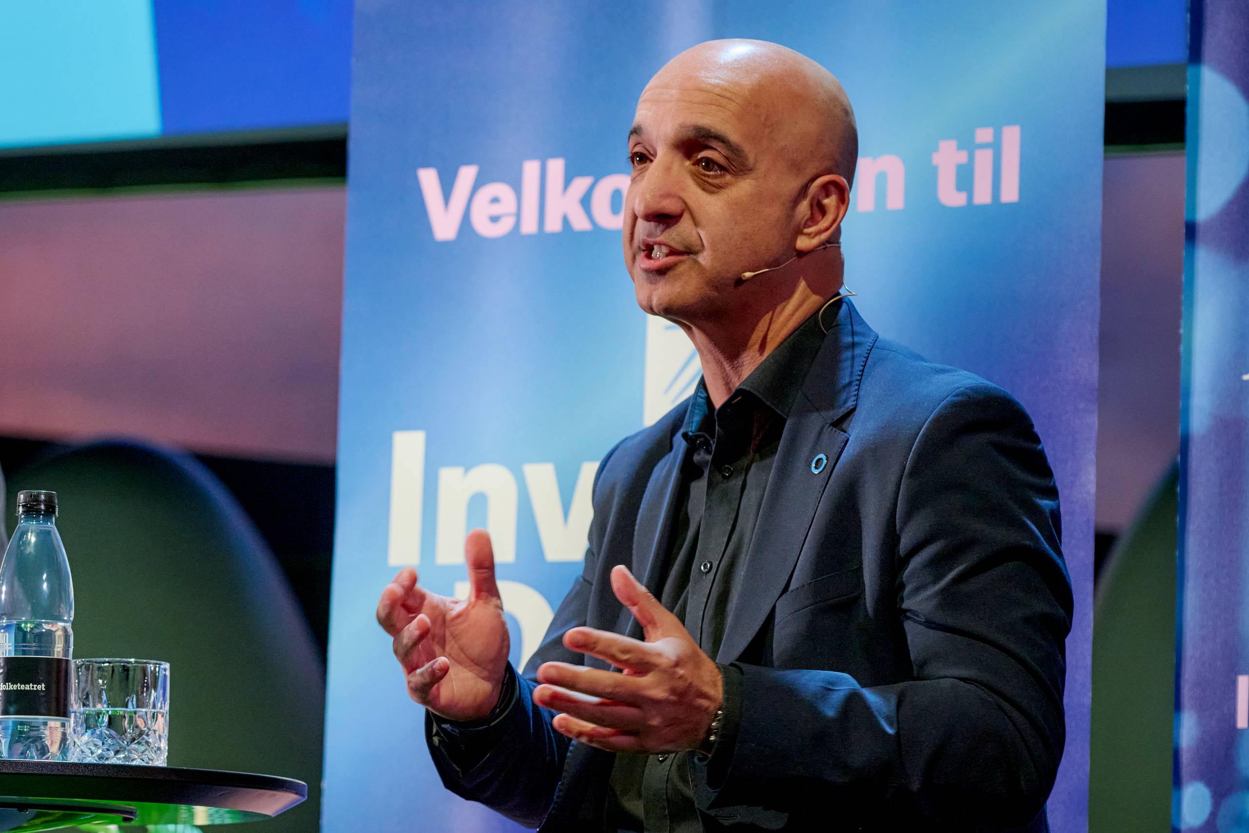 Novo-topchef Mike Doustdar ved Dansk Aktionærforenings investordag i Folketeatret i København sammen med aktionærforeningens direktør, Mikael Bak. Foto: Carsten Lundager/Dansk Aktionærforening