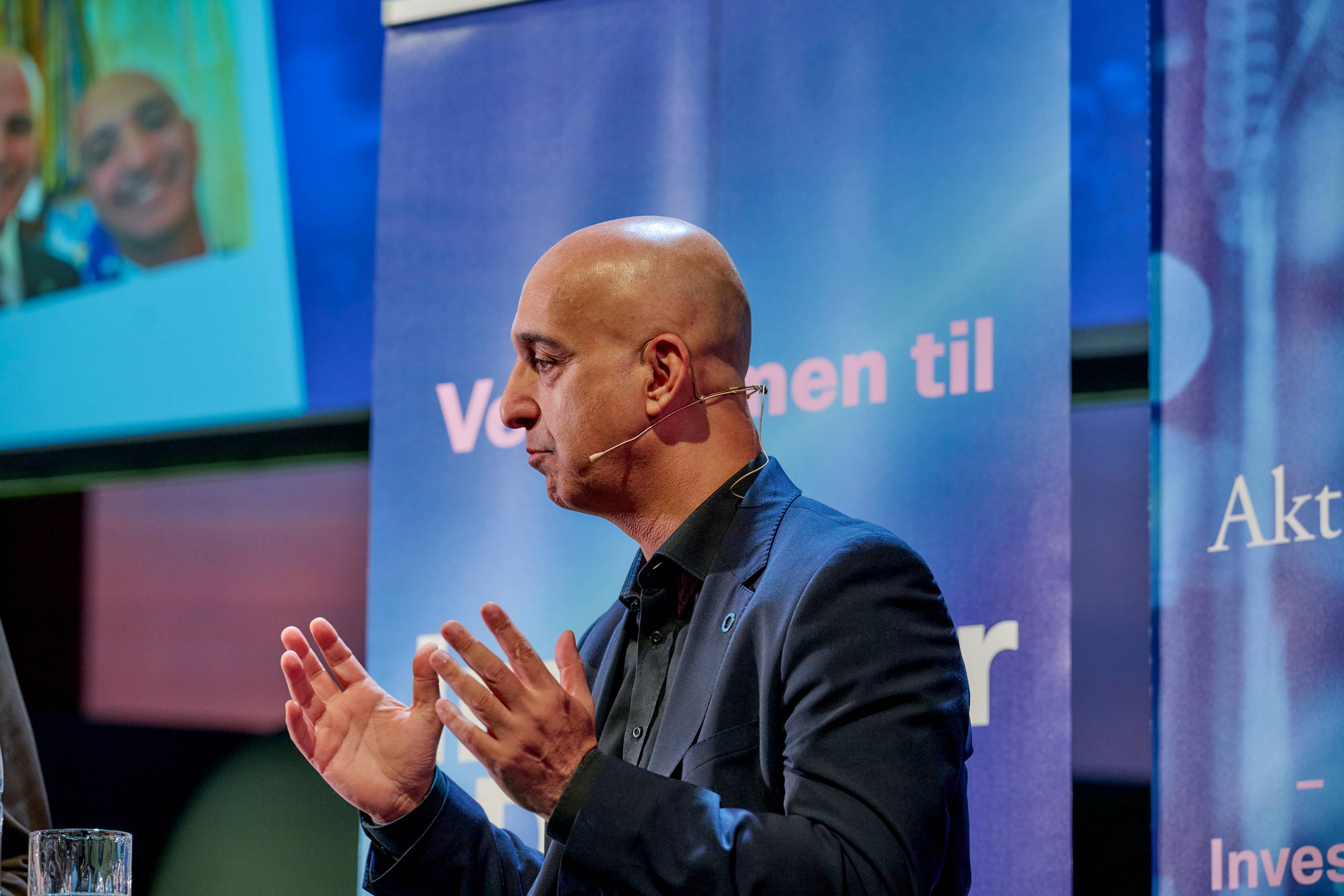 Novo-topchef Mike Doustdar ved Dansk Aktionærforenings investordag i Folketeatret i København sammen med aktionærforeningens direktør, Mikael Bak. Foto: Carsten Lundager/Dansk Aktionærforening