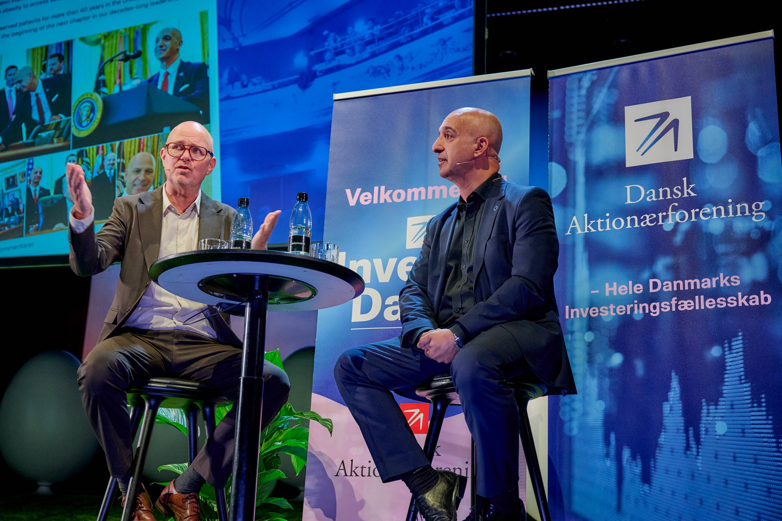 Novo-topchef Mike Doustdar ved Dansk Aktionærforenings investordag i Folketeatret i København sammen med aktionærforeningens direktør, Mikael Bak. Foto: Carsten Lundager/Dansk Aktionærforening