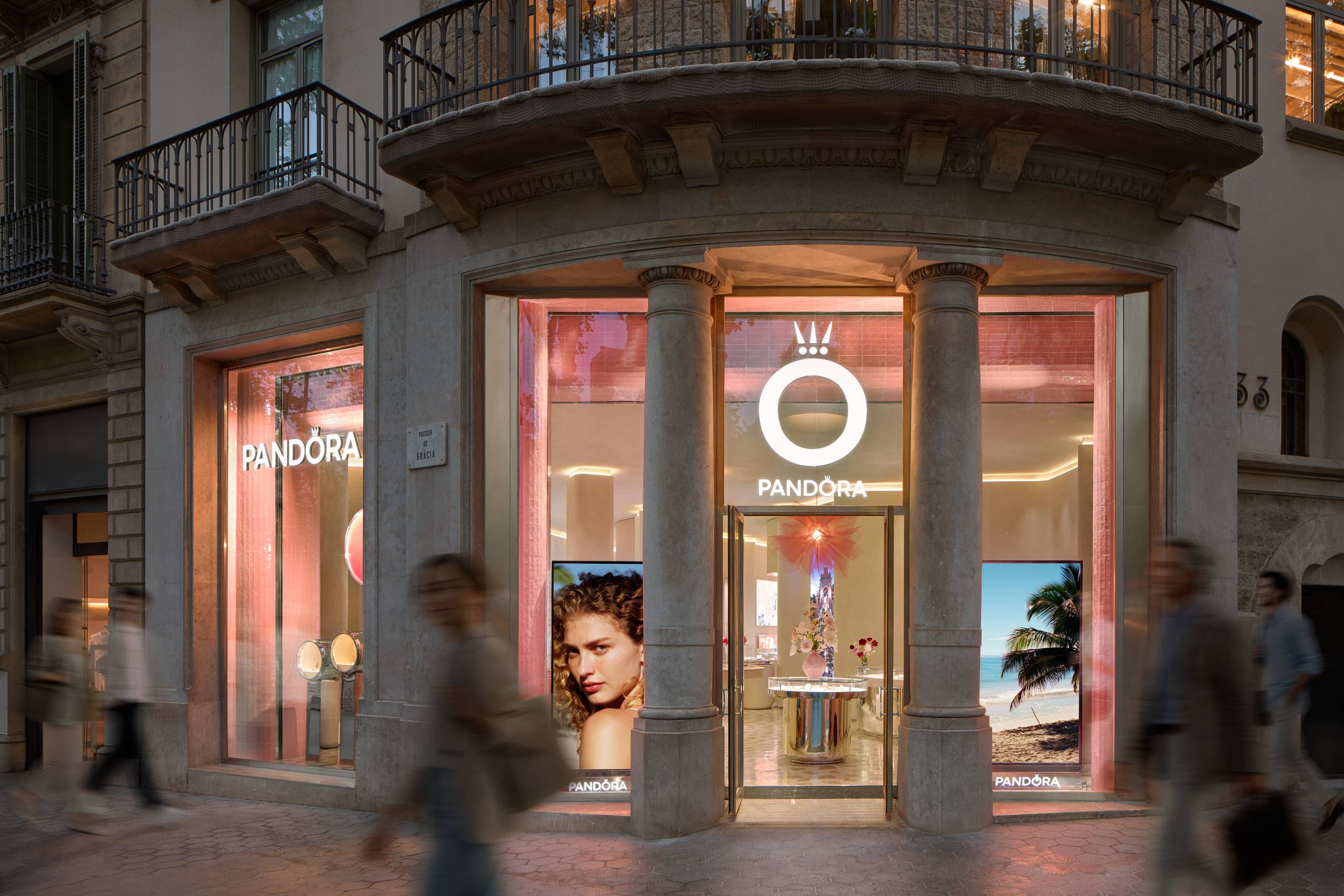 Pandora har 2.800 butikker rundt om i verden og indtil nu åbnet store såkaldte flagskibsbutikker i København og Las Vegas. Nu fælger Milano og Barcelona (foto her) efter. Foto: Pandora/Simone Fiorini