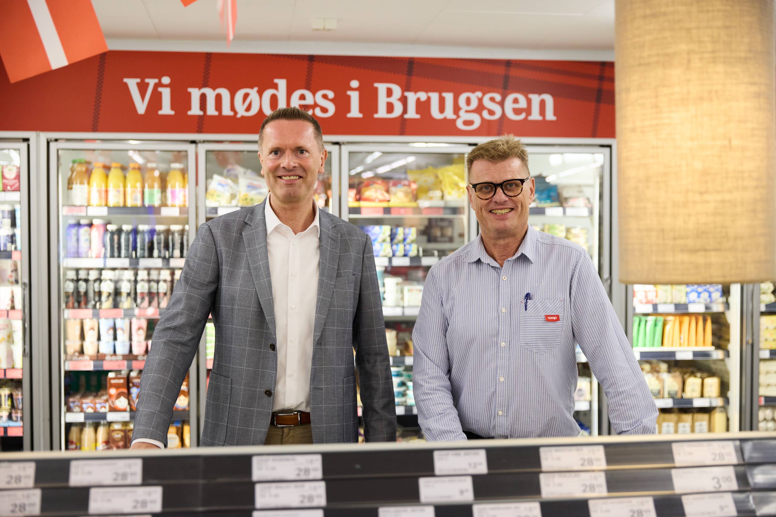 Kædedirektør Torben Blom Andersen (tv.) for Brugsen i Coop Danmark og Brian Vestergaard Kamper, der er direktør i Galten Brugs, var begge med til indvielsen af den ombyggede butik i midtjyske Fårvang. Foto: Peter Ravnsborg/Coop Danmark
