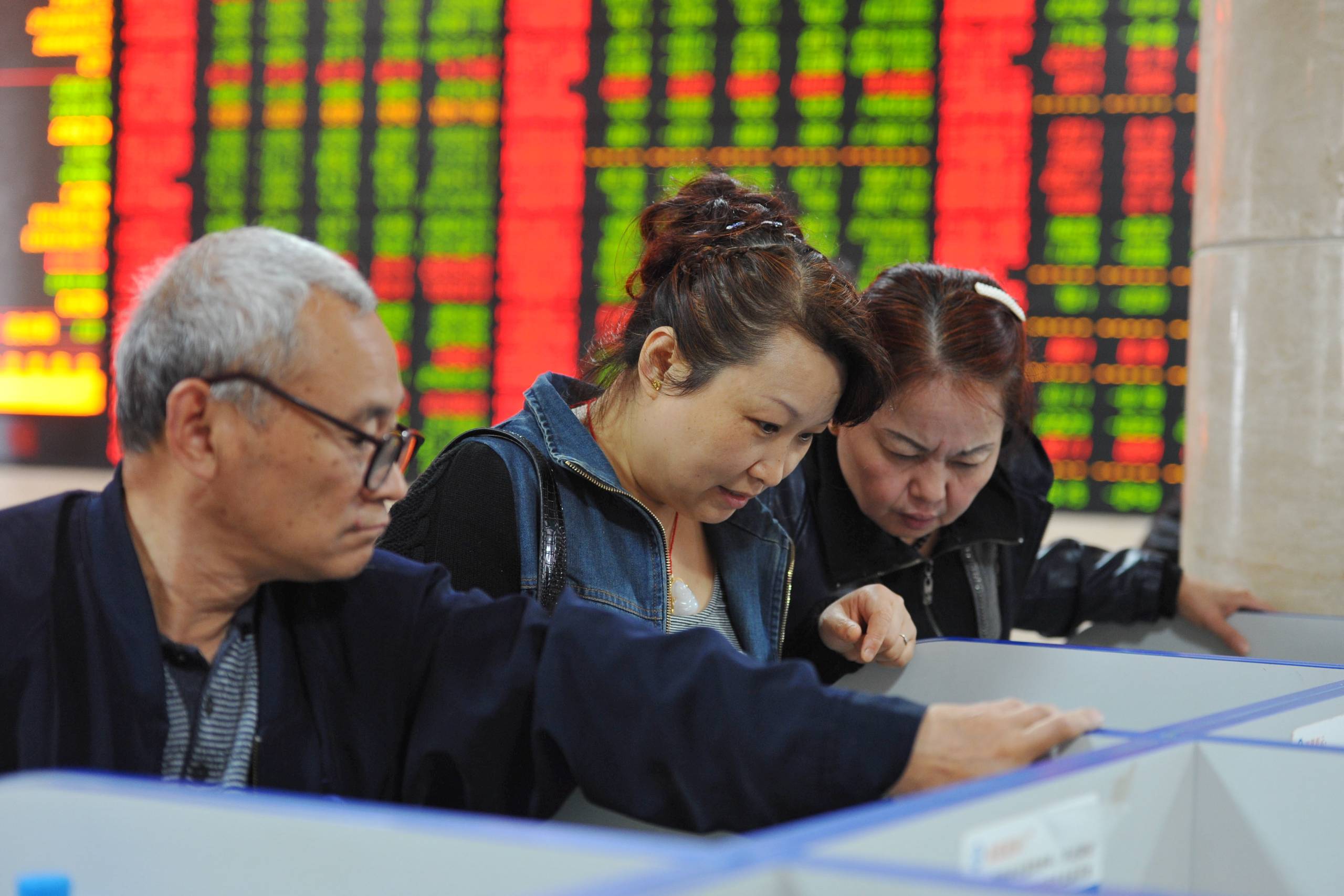 Kineserne udnytter i stor stil muligheden for at investere bredere i kinesiske aktier på Hongkong Børsen.