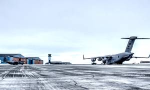 Canadiske og amerikanske militærfly på Thule-basen april 2014 Foto: David Buchanan, USAF