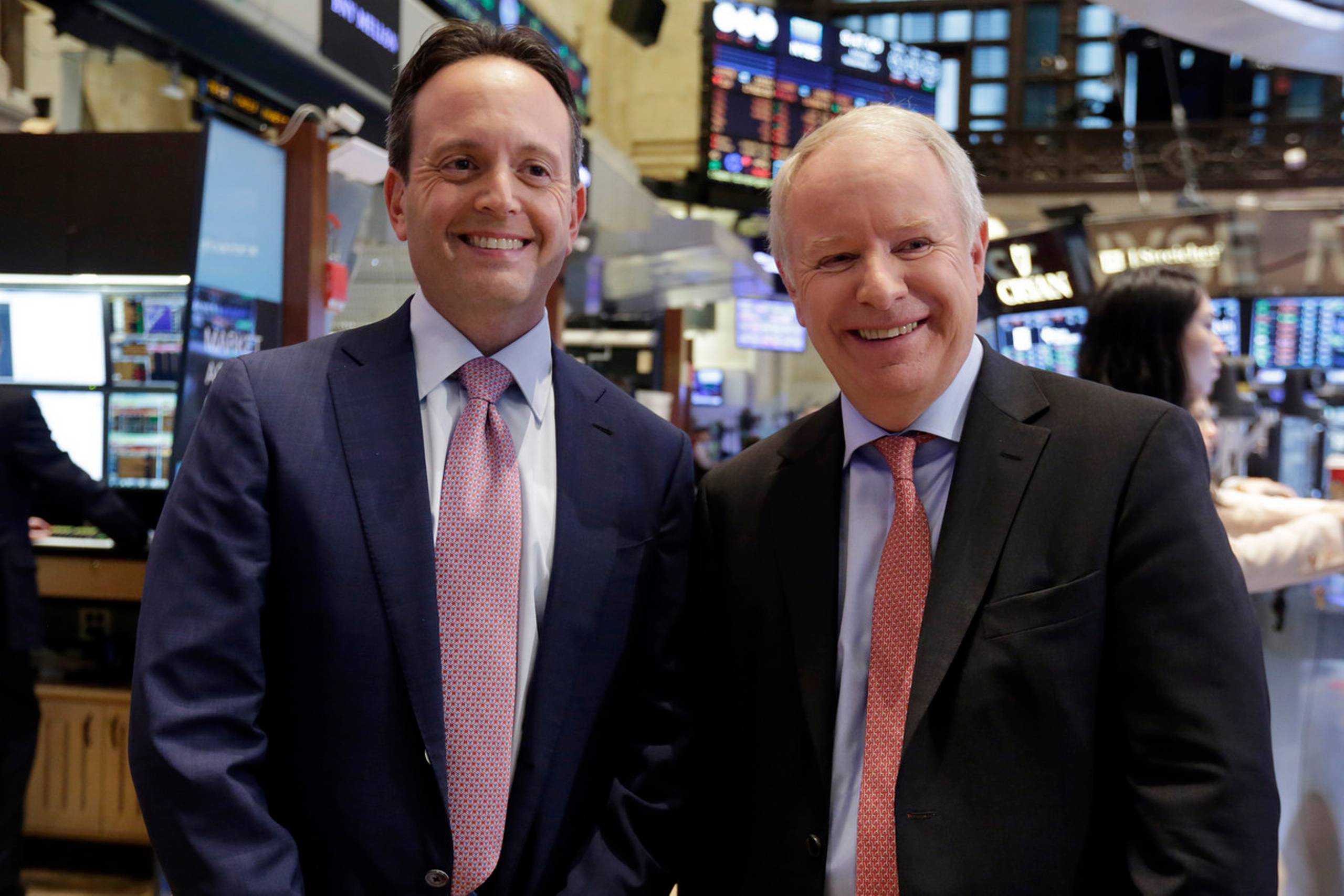 Brenton Saunders, adm. direktør for Actavis og David Pyott, adm. direktør for Allergan poserer for pressen ved New York Stock Exchange.