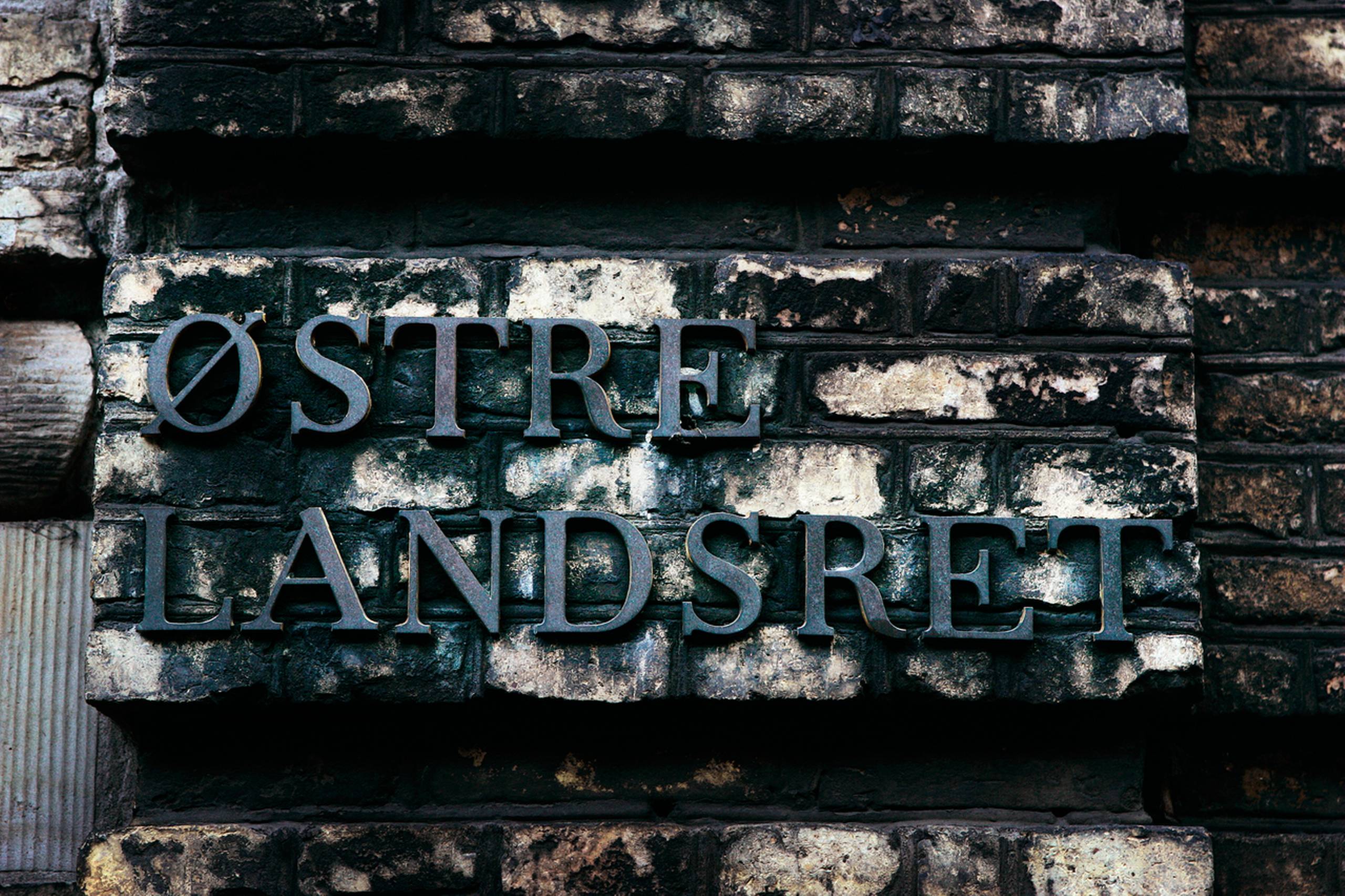 Det var helt usædvanligt, da tre forsvarere i begyndelsen af november blev fyret af Østre Landsret på grund af habilitetsproblemer, men Østre Landsret rejste samtidig tvivl om habiliteten for yderligere en forsvarer i sagen, nemlig Ole Bjørn Christensen, som er advokat for den tiltalte, Kim de Tengnagel.