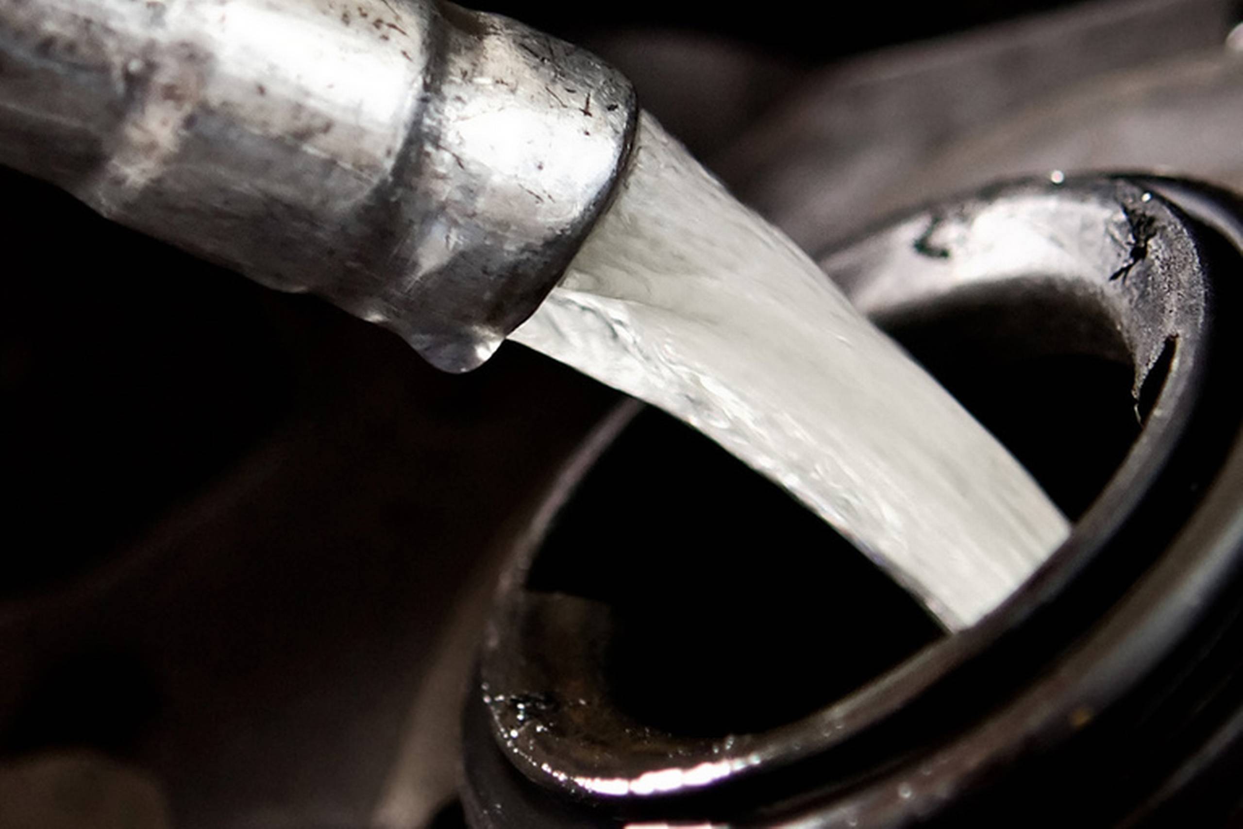 På bare to uger er benzinprisen herhjemme faldet med 75 øre, og de seneste prognoser taler om relativt lave brændstofpriser lang tid endnu.