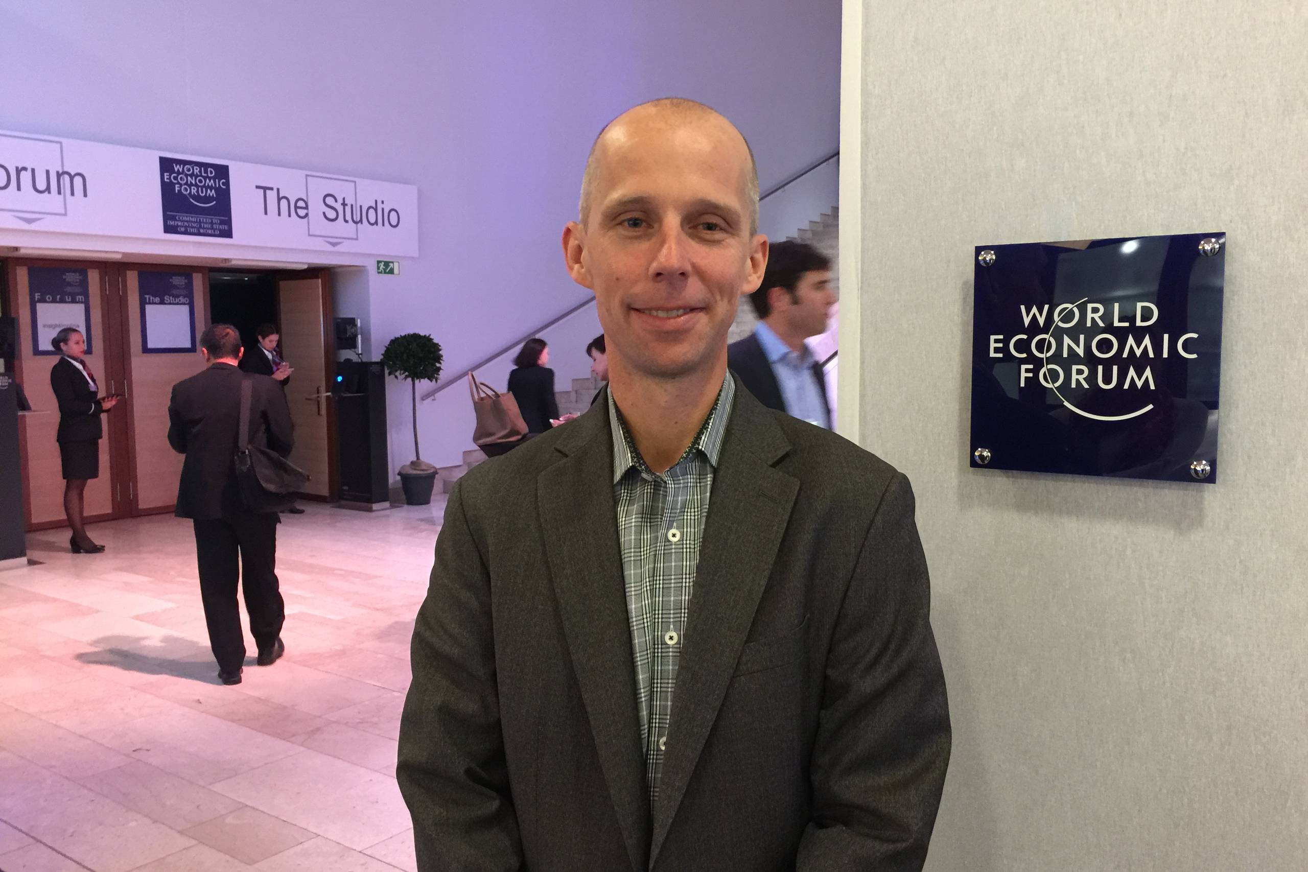 »Så længe génterapi virker, giver det fantastisk mening at betale prisen, men der er en række udfordringer. Disse behandlinger strækker sig ofte over flere år, og ikke mindst i lyset af prisen siger det sig selv, at patienten skal følge hele behandlingsforløbet,« siger Nick Leschly, adm. dir. for Bluebird Bio.