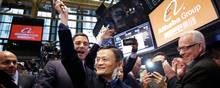 Jack Ma svinger hammeren, da Alibaba gik på børsen i New York i det, der er blevet verdens hidtil største børsintroduktion. Foto: AP/Mark Lennihan