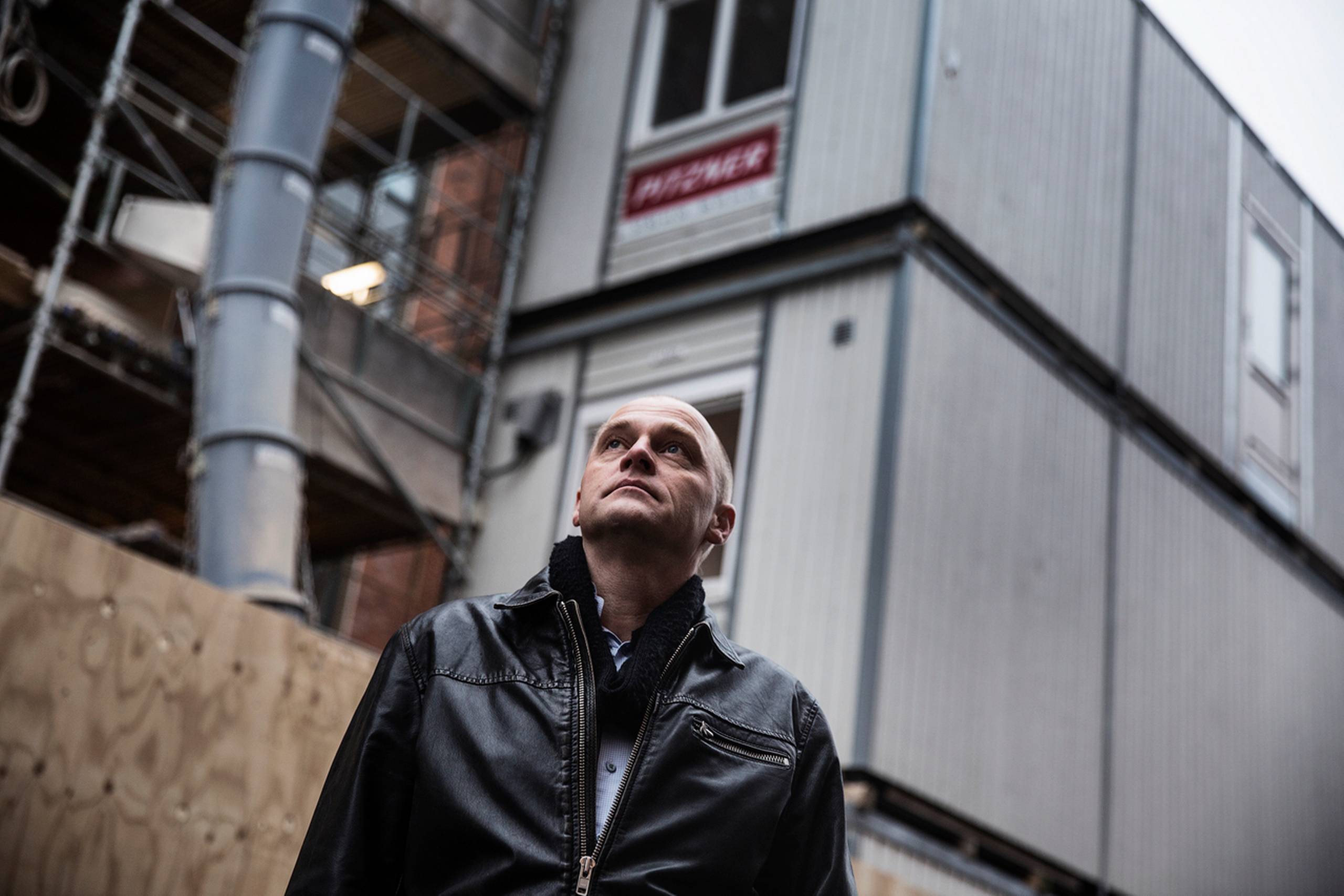 Martin Skou Heidemann stod selv for at udregne tilbuddet på tagterrassen i andelsforeningen, og derfor er han 100 pct. sikker på, at det, som bagmandspolitiet påstår ikke er sandt, siger han.