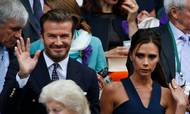 Victoria Beckham sammen med sin mand, den tidligere fodboldspiller David Beckham. Foto: Ben Curtis/AP